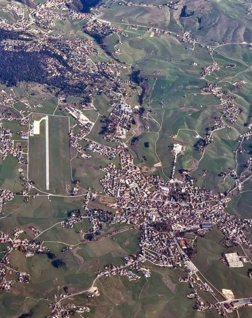 Blick auf eine Stadt im Norden von Italien