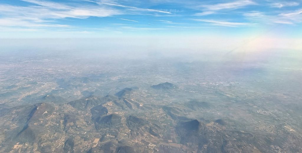 Hügel-Landschaft in Norditalien von oben gesehen