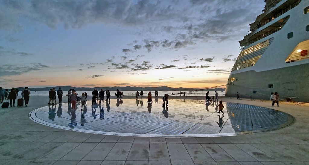 Sonnenuntergang an dem Gruß an die Sonne in Zadar