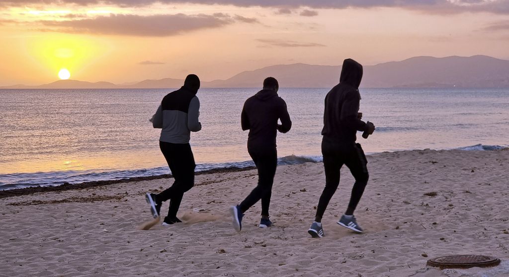 Jogging während des Sonnenuntergangs in Arenal auf Mallorca