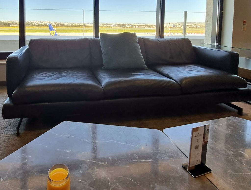 Abschied von Malta mit Orangensaft in der Lounge im Flughafen Malta