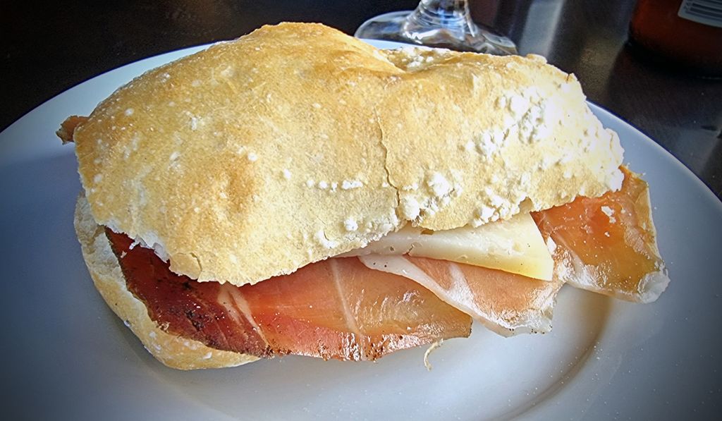 Ein belegtes Brot mit Schinken in Melilla