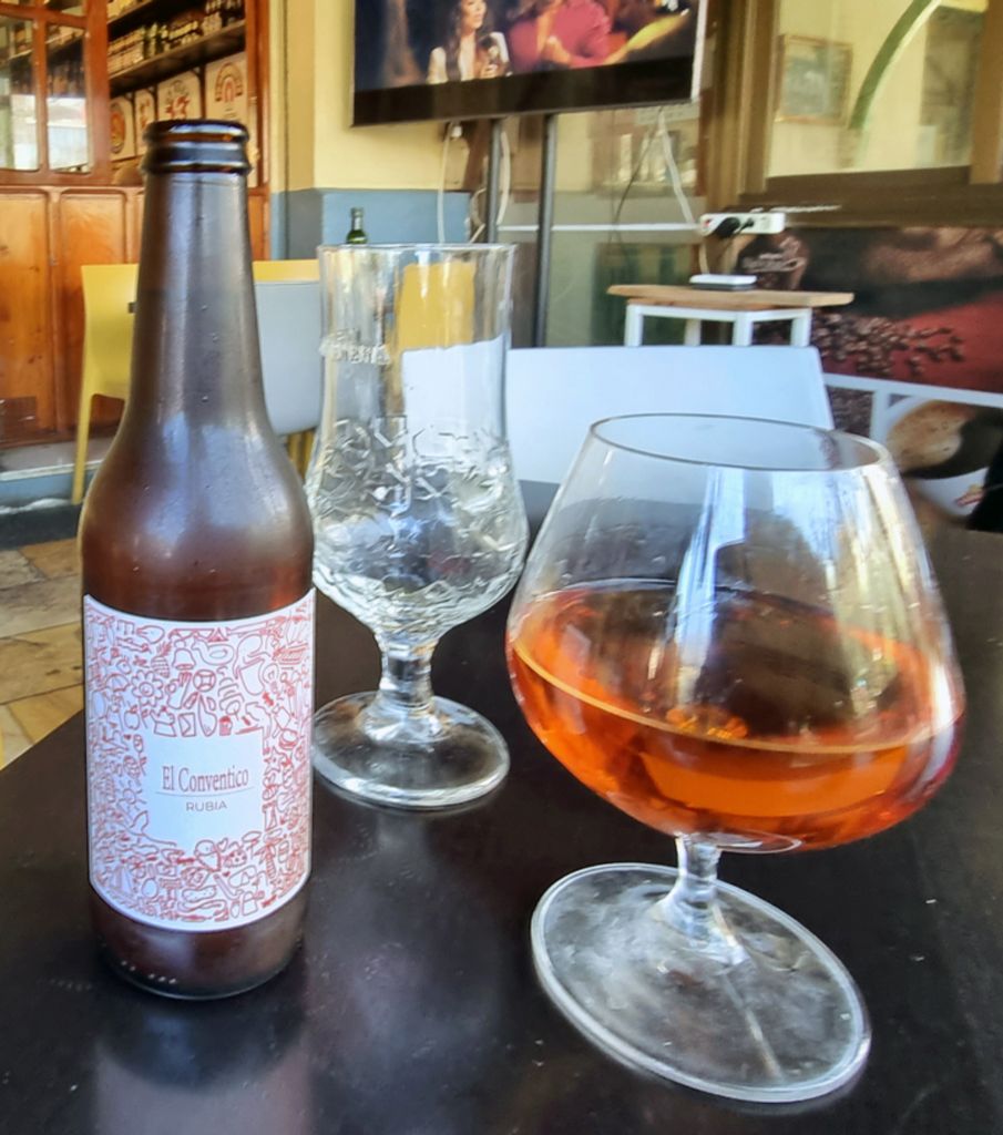 Bier und Brandy in der Cafetería Navona in Melilla