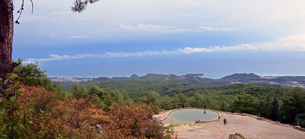 Ausblick von der Seilbahnstation Olympos Teleferik auf die Küste von Antalya