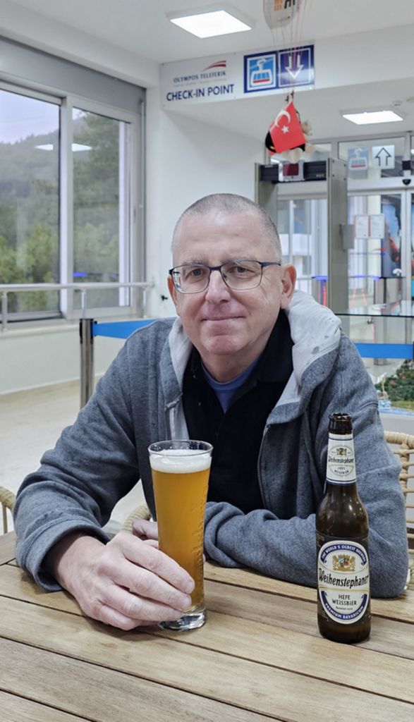 Zinnis Hafenbier in der Seilbahnstation Olympos Teleferik