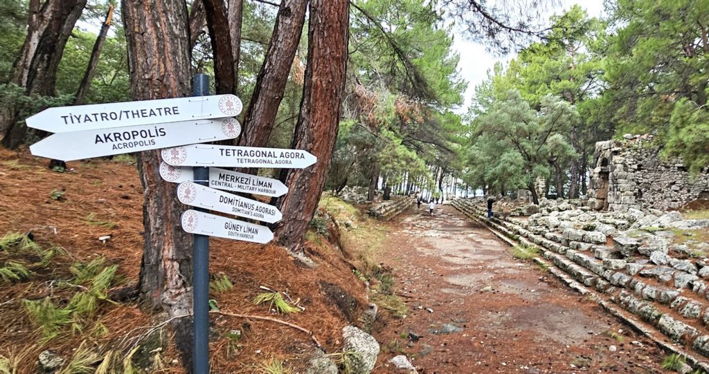 Hinweisschild in der antiken Stadt Phaselis