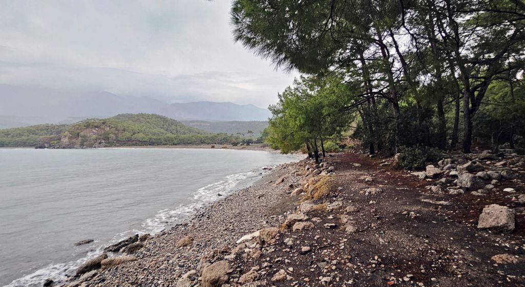 Der Strand am Nordhafen in der antiken Stadt Phaselis