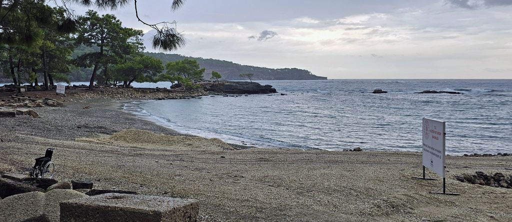 Der Strand am Zentralhafen in der antiken Stadt Phaselis