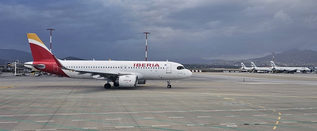 Ein Flugzeug der Iberia auf dem Flughafen von Athen