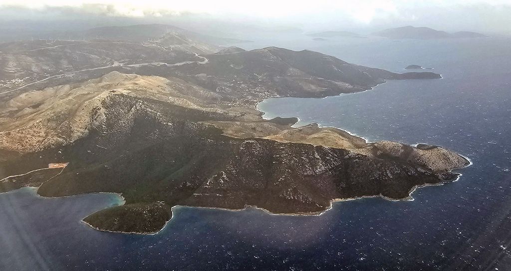 Die Landschaft in der Nähe vom Flughafen Athen