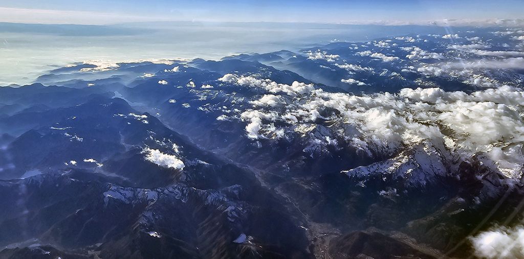 Berge auf dem Flug von Frankfurt am Main nach Athen