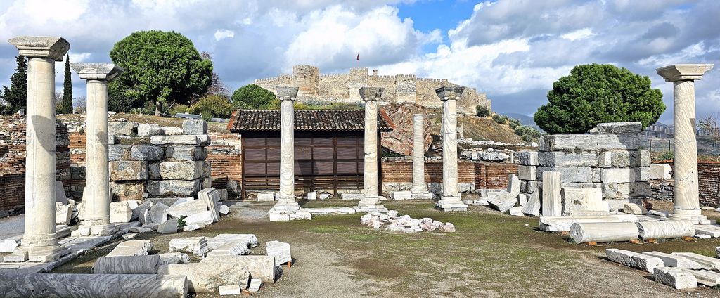 Säulengang der Basilika St. Johannes unterhalb einer türkischen Zitadelle in Ephesus