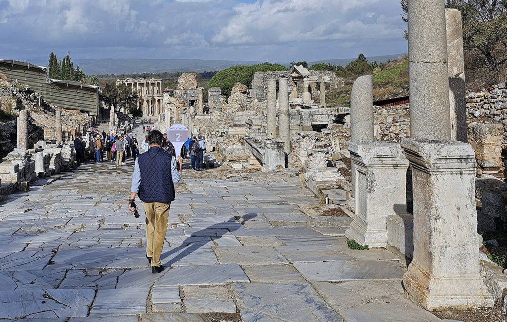 Bus Nummer 2 auf dem Weg zur Celsus-Bibliothek in Ephesus