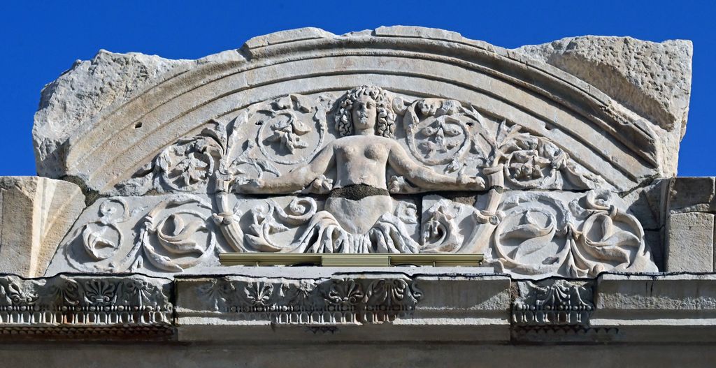 Ein Teil des Portals des Hadrianstempels in Ephesus