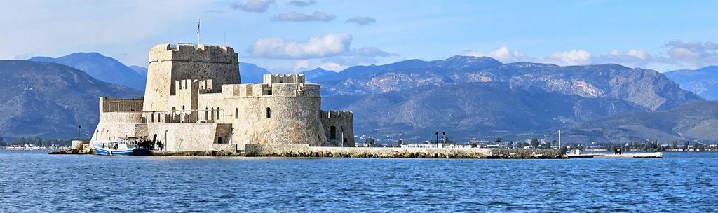 Die Insel Bourtzi in der Hafeneinfahrt von Nafplio