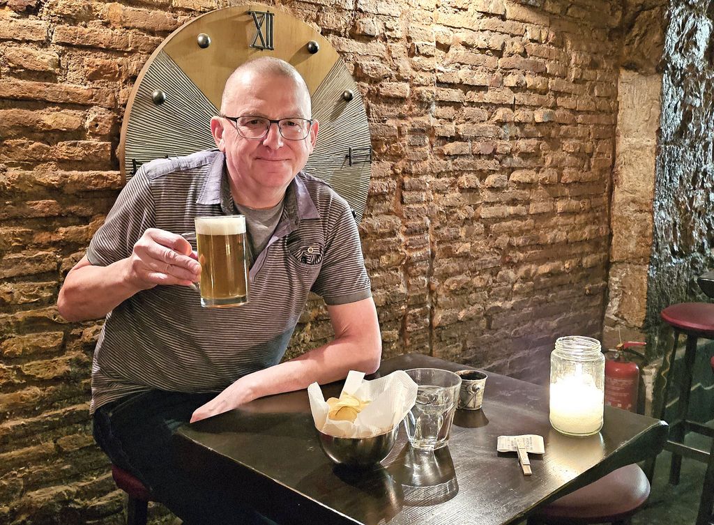 Zinni, der Hafenbier-Fan, in der Chronotriveio Café-Bar in Piräus