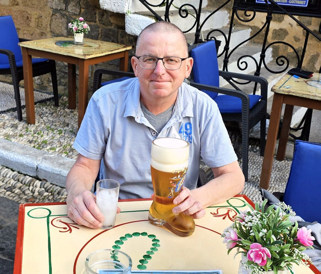 Zinni mit Stiefel im Restaurant Castello in Rhodos (Stadt) auf Rhodos