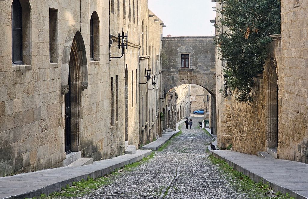 Ein gewölbter Gassen-Übergang in der Altstadt von Rhodos (Stadt) auf Rhodos