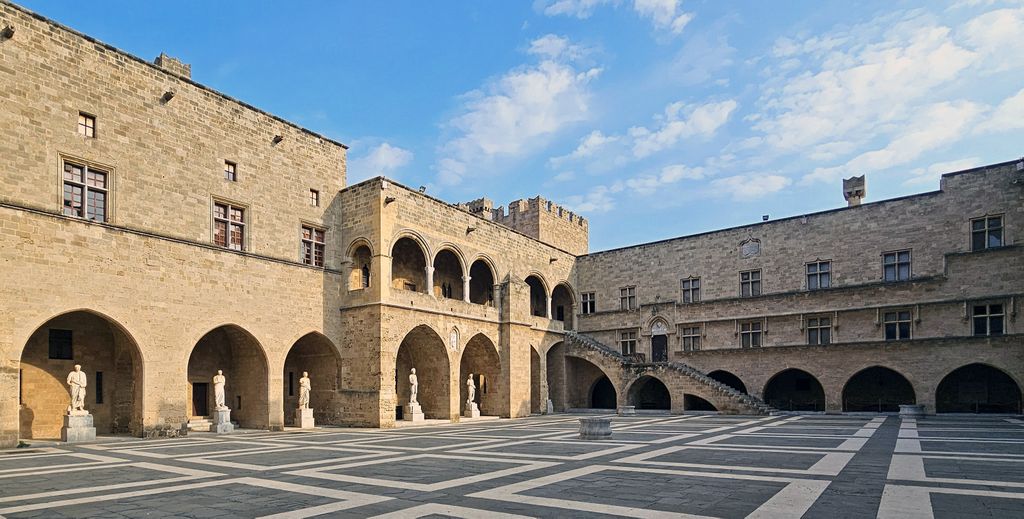 Der Innenhof vom Großmeisterpalast des Johanniterordens in Rhodos (Stadt) auf Rhodos