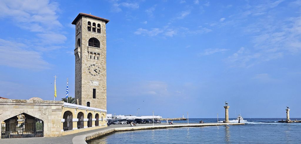 Der Mandraki-Hafen von Rhodos (Stadt) auf Rhodos