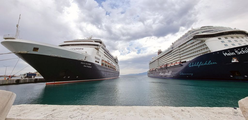 Die VASCO DA GAMA und ein Mein Schiff in Kuşadasi im Mittelmeer