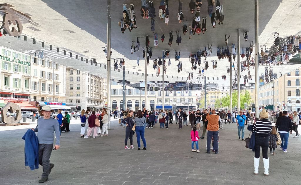 Das Kunstwerk L′Ombrière de Norman Foster in Marseille