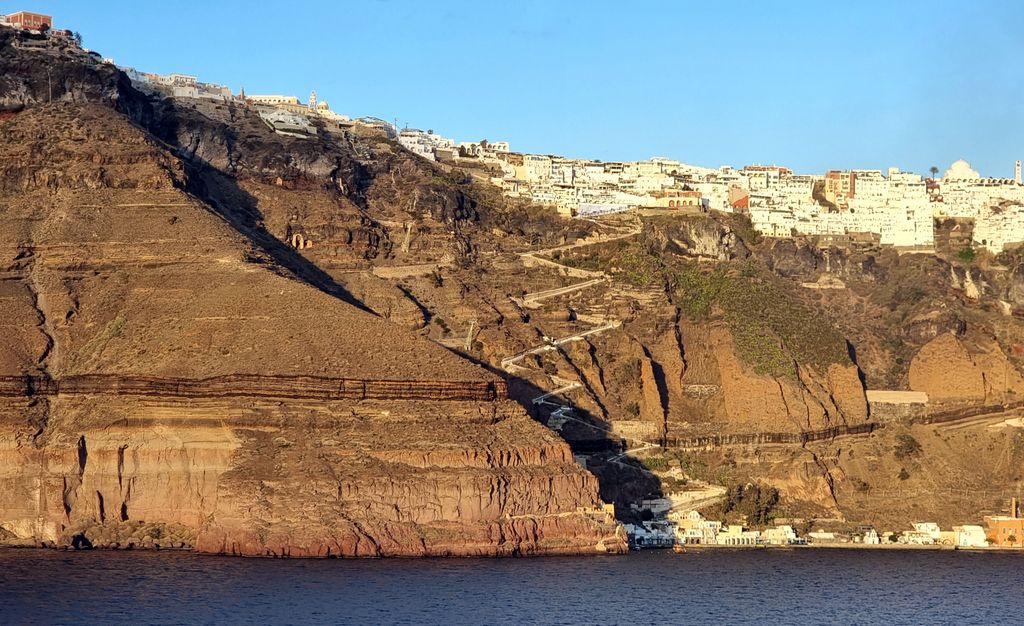 Der lange Weg vom Hafen von Santorin nach Thira