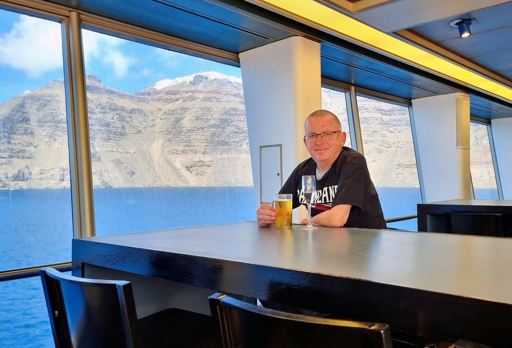 Zinni in der Bar der VASCO DA GAMA nach dem Ausflug nach Santorin zur Weiterfahrt durch das Mittelmeer