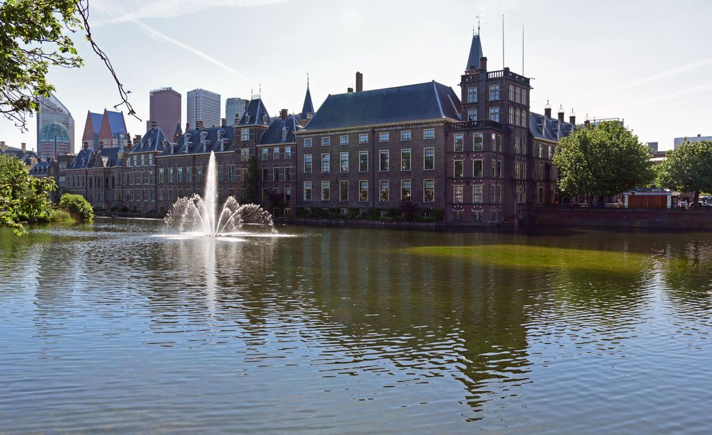 Blick auf den Binnenhof in Den Haag vom Hofvijver