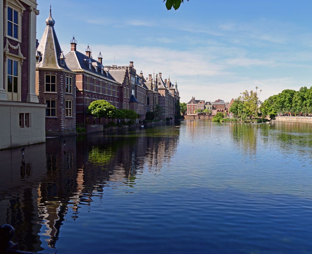 Blick auf den Binnenhof in Den Haag vom Hofvijver