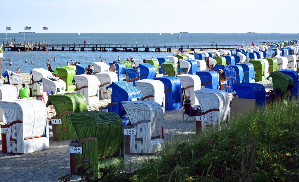 Strandkörbe entlang des Wyker Strandes auf Föhr