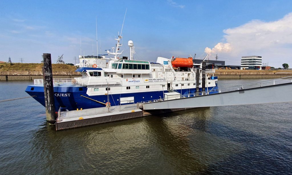 Die MS Quest im Hamburger Hafen Steinwerder