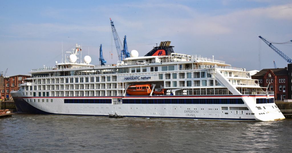 Die MS HANSEATIC nature im Hafen von Hamburg