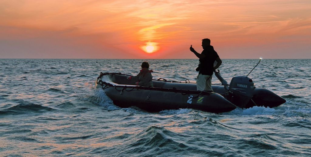 Auf Sunset Cruise mit Zodiac-Booten zur „Lange Anna“ im Abendlicht unterwegs