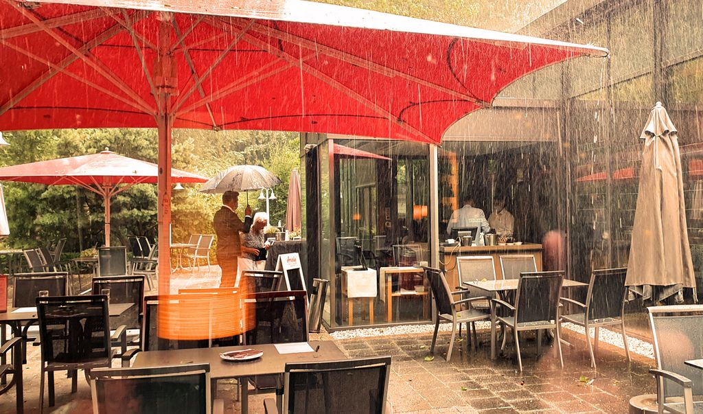 Ein Hagelschauer im Biergarten vom Hotel Mövenpick in Münster