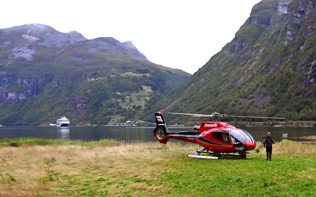 Der Hubschrauber der Fonnafly Helifly in Geiranger wartet auf die Passagiere