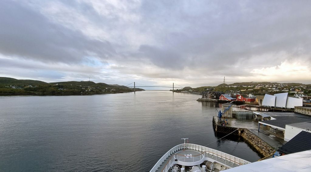 Eine Hängebrücke in Rørvik