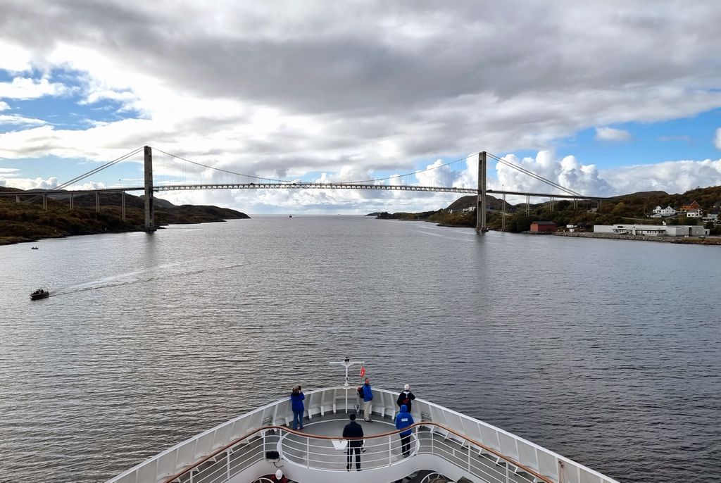 Eine Hängebrücke in Rørvik