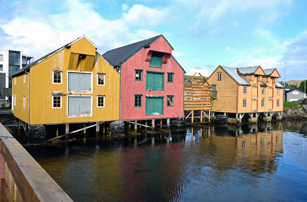 Alte Gebäude bei den Bryggen in Rørvik