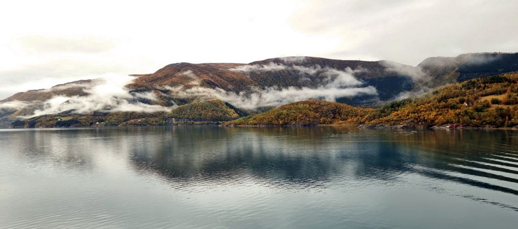 Der Holandsfjord am Morgen