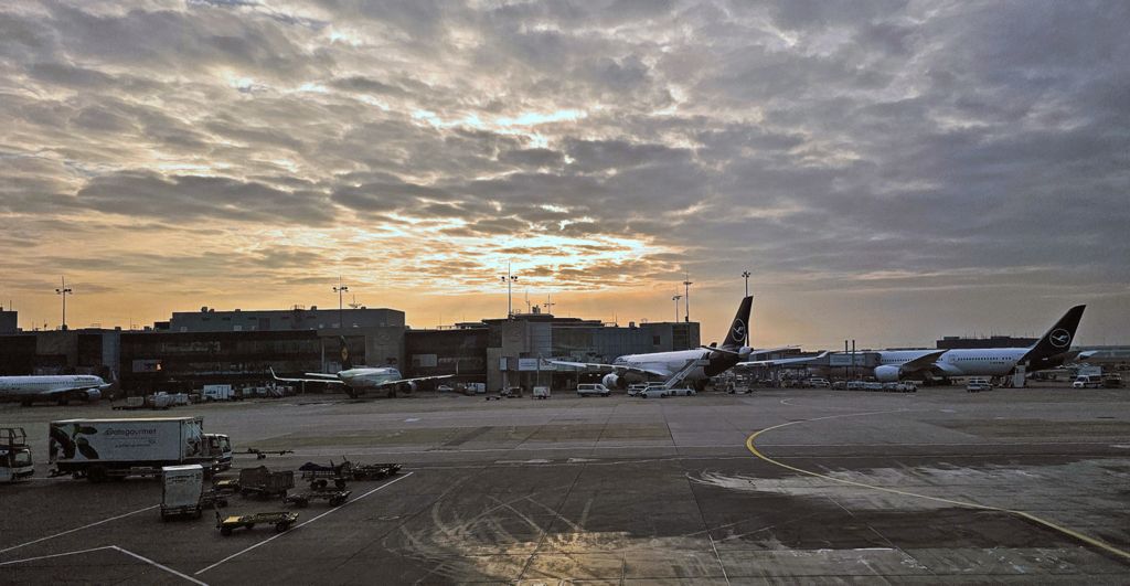 Blick auf den Flughafen von Frankfurt am Main am Morgen