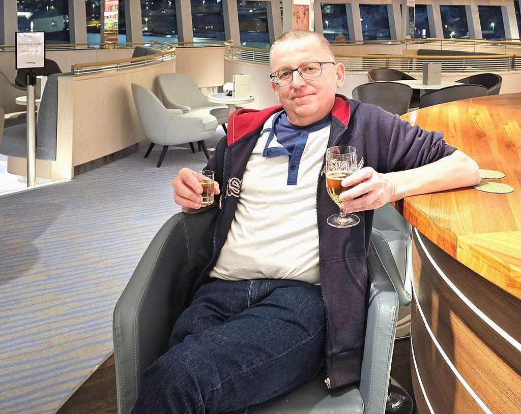 Zinni am Abend in der Observation Lounge auf der HANSEATIC nature in Norwegen
