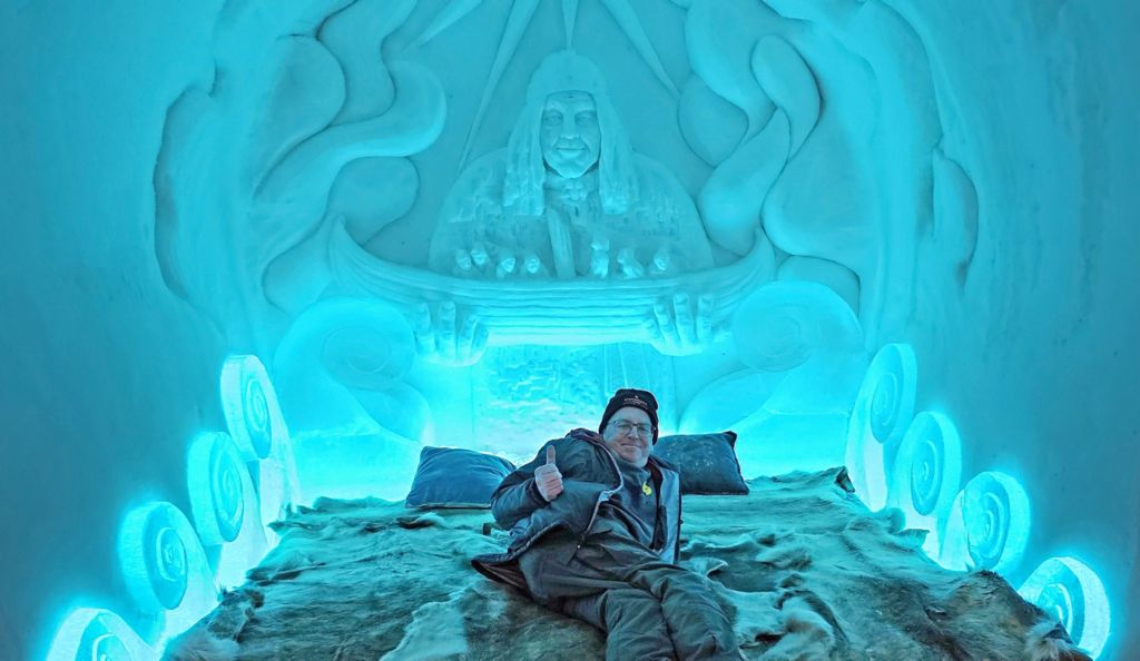Zinni in einer Suite im Eishotel Sorrisniva nahe Alta