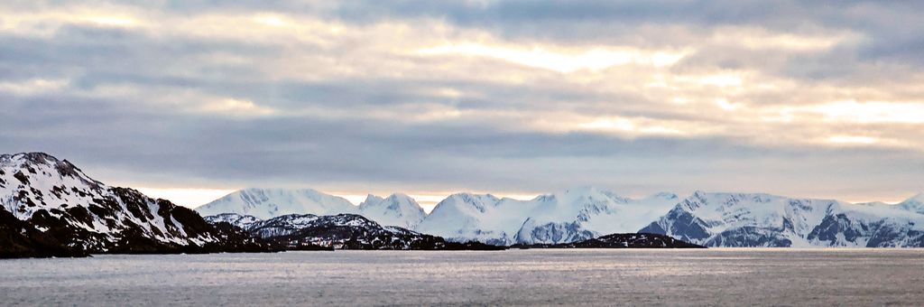 Dämmerungsstimmung auf der Fahrt von Alta zu den Lofoten