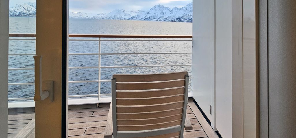 Kabine mit Aussicht auf der HANSEATIC nature während der Fahrt von Alta zu den Lofoten in Norwegen