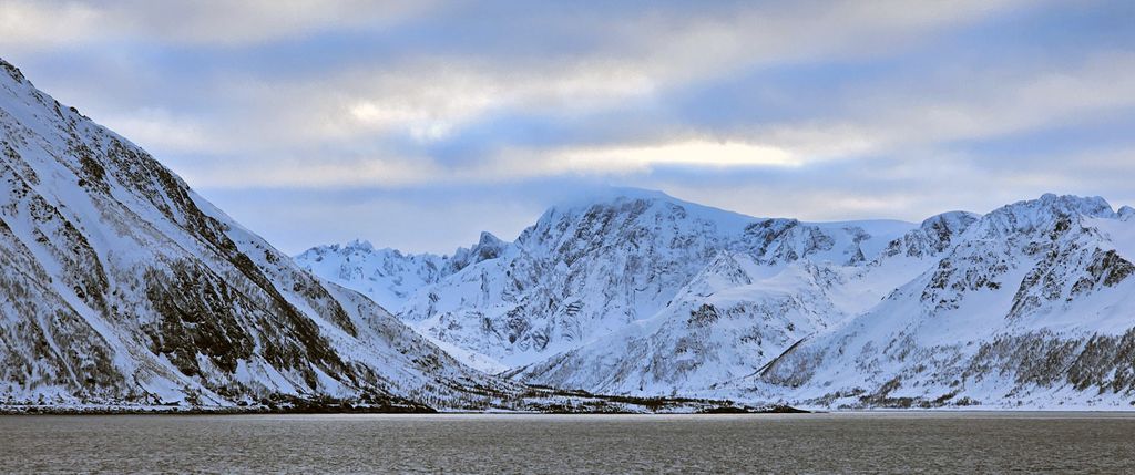 Ausblick auf die Küste im Laufe der Fahrt von Alta zu den Lofoten