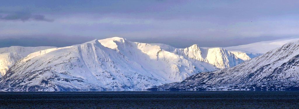 Die schneebedeckte Küste auf der Fahrt von Alta zu den Lofoten