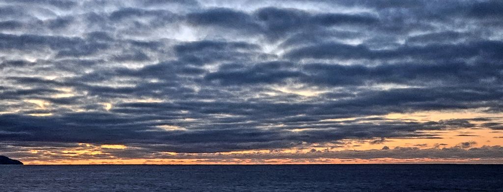 Sonnenuntergang während der Fahrt von Alta zu den Lofoten