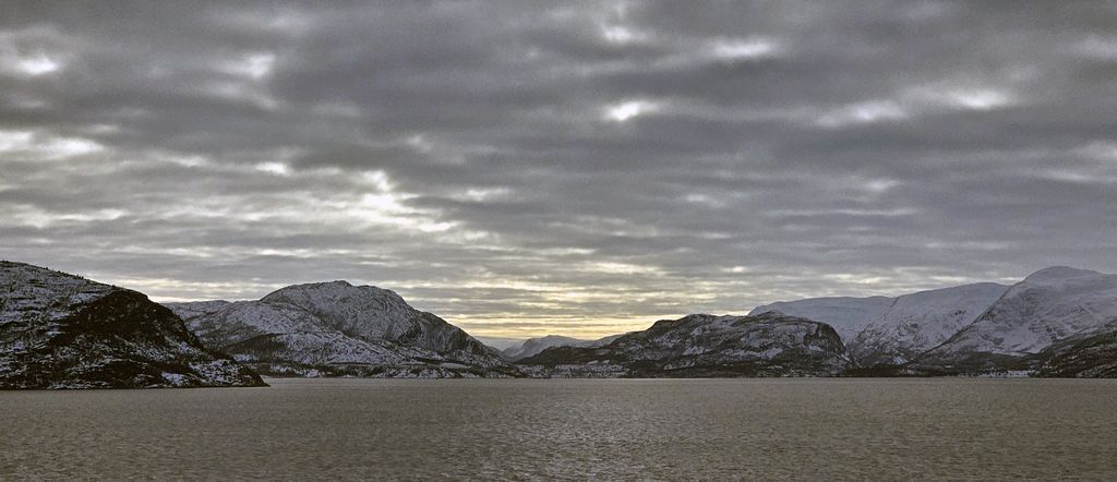 Die Küste auf der Fahrt von Alta zu den Lofoten