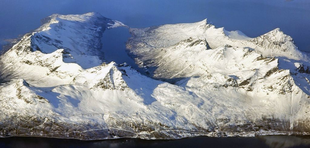 Ausblick auf eine Insel in Norwegen auf dem Flug von Frankfurt am Main nach Tromsö